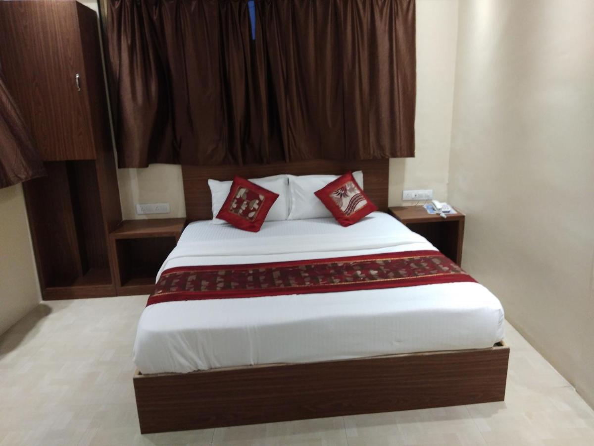 Rk Hotel-Near Grant Road Railway Station Мумбаи Экстерьер фото