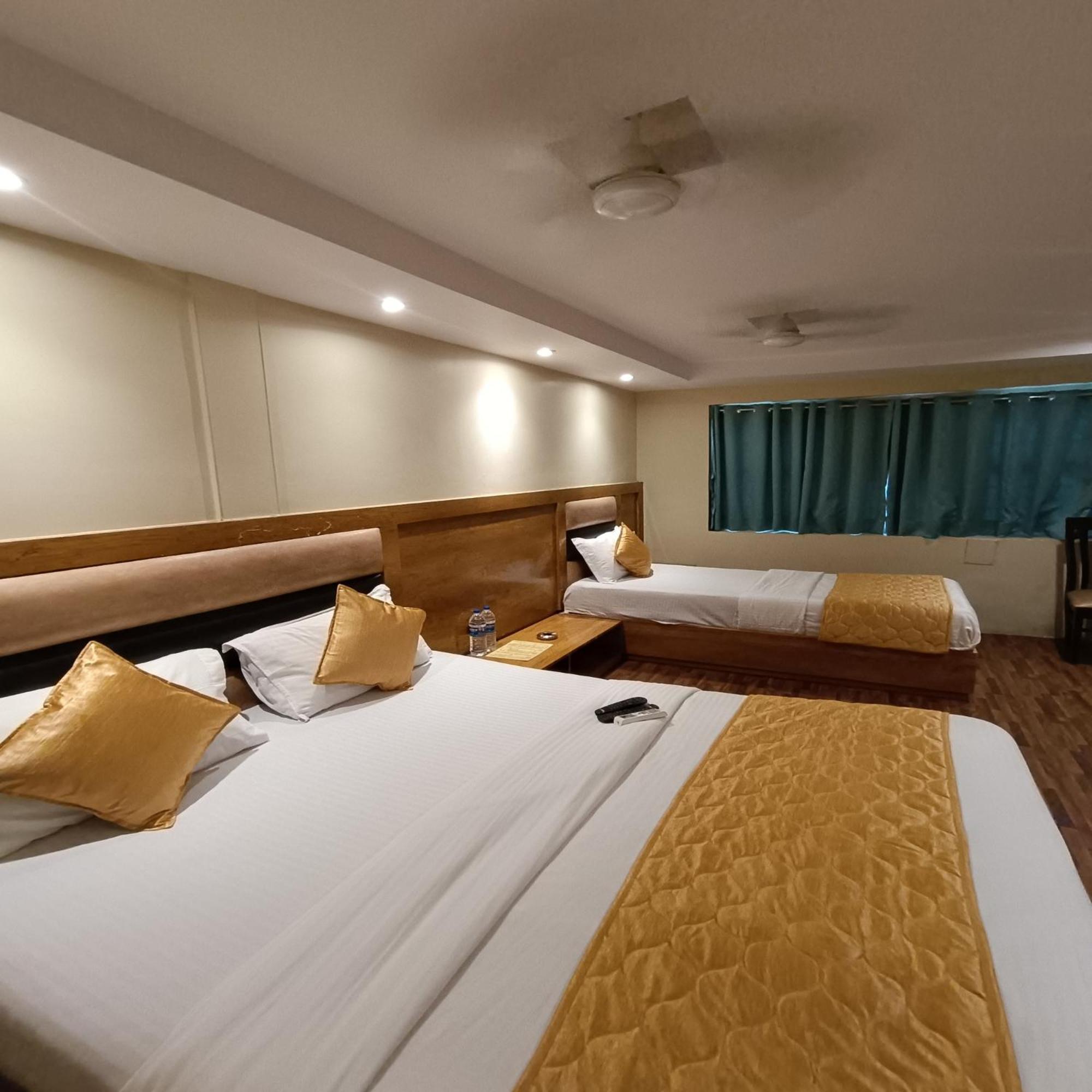 Rk Hotel-Near Grant Road Railway Station Мумбаи Экстерьер фото