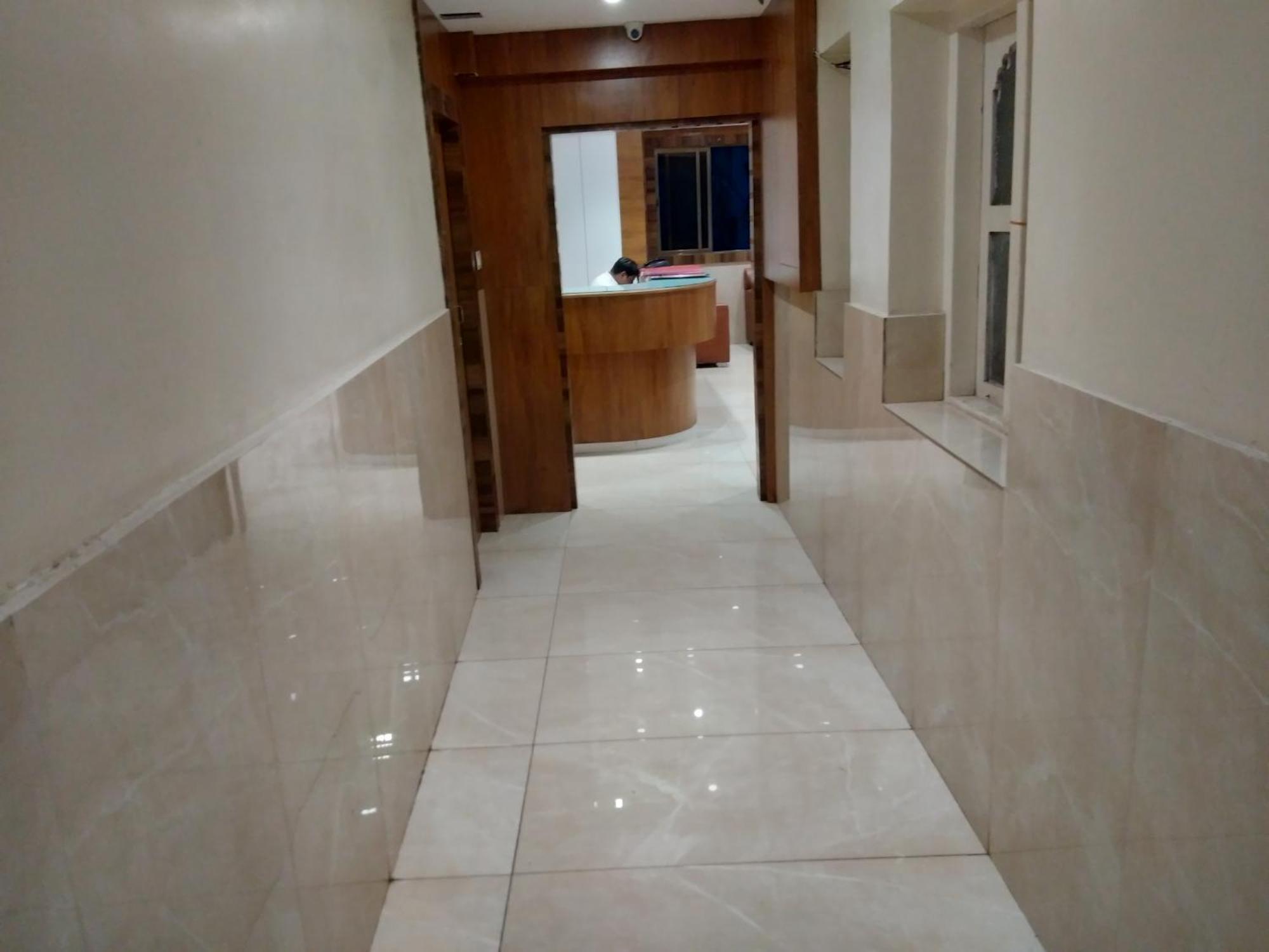 Rk Hotel-Near Grant Road Railway Station Мумбаи Экстерьер фото