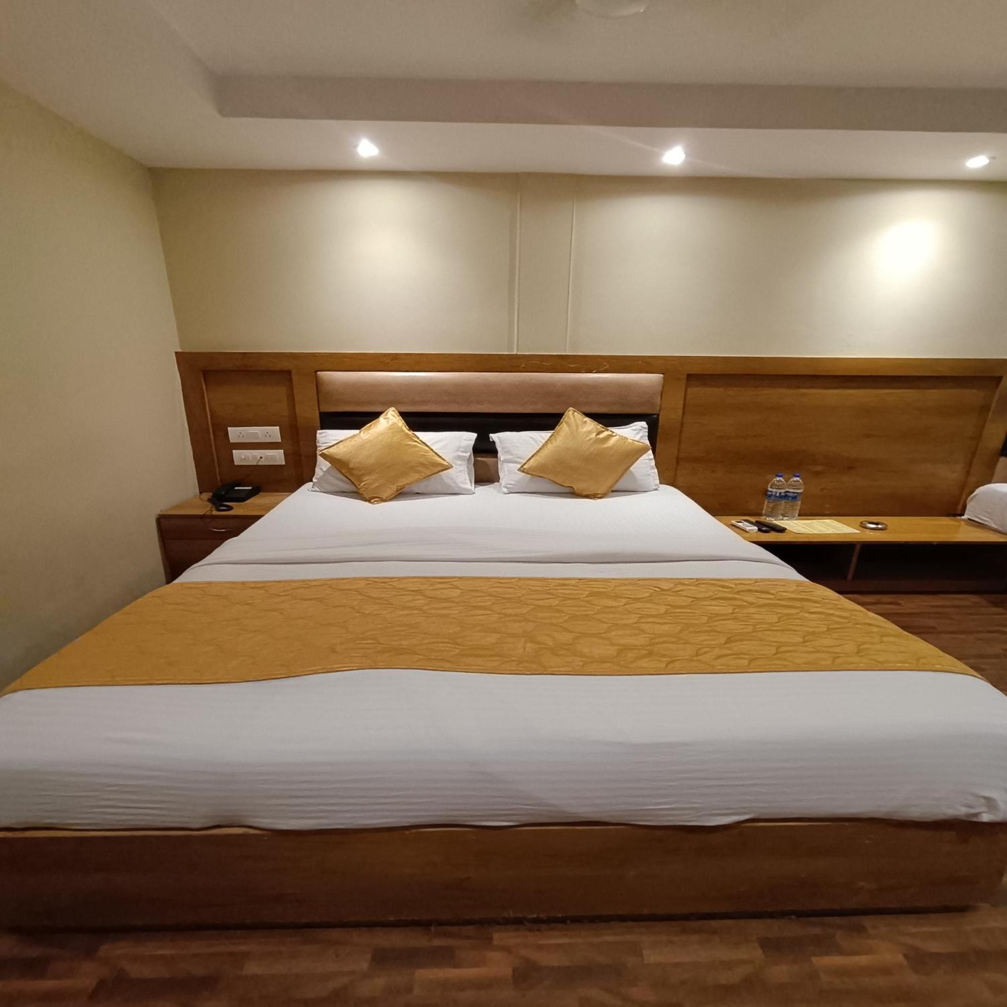 Rk Hotel-Near Grant Road Railway Station Мумбаи Экстерьер фото