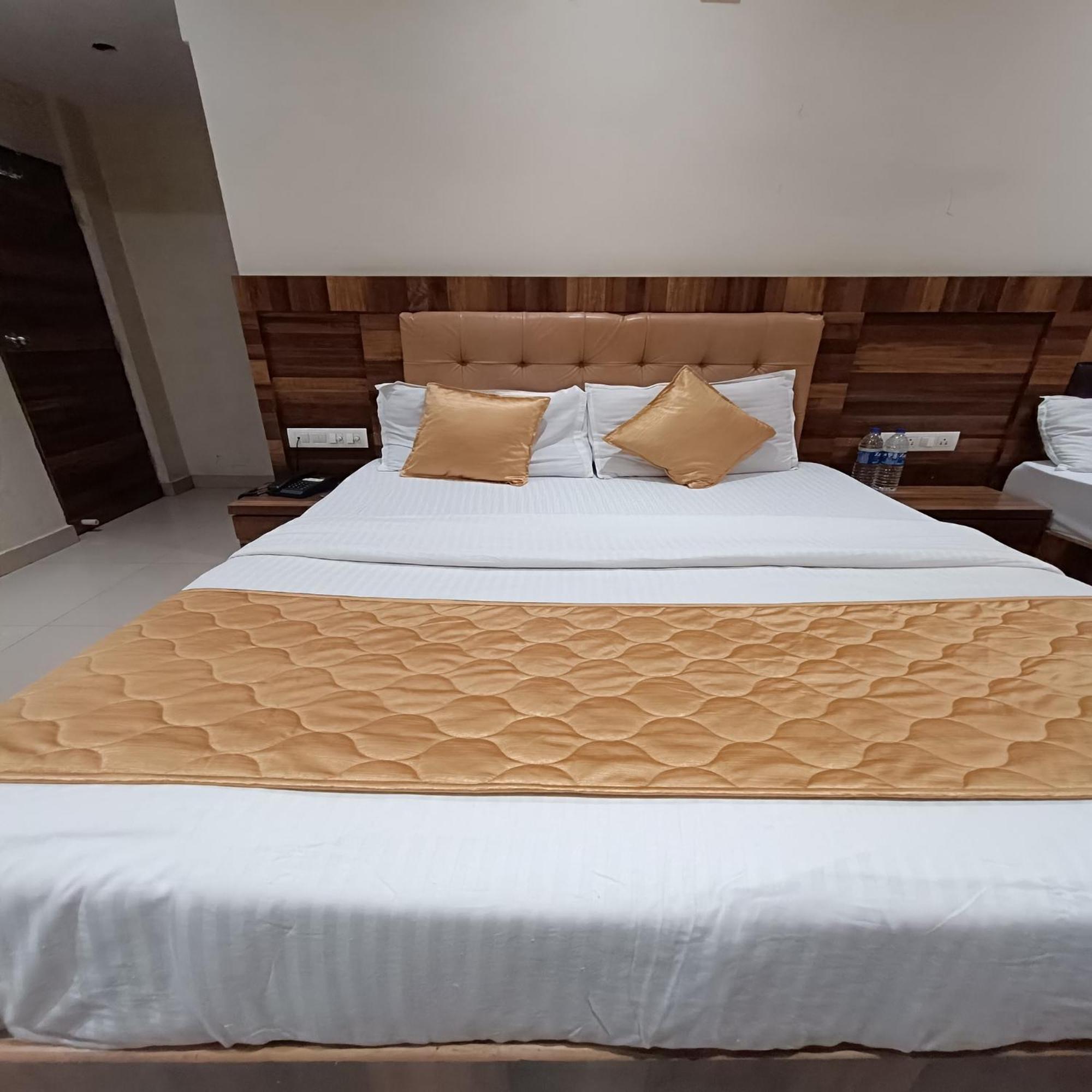 Rk Hotel-Near Grant Road Railway Station Мумбаи Экстерьер фото