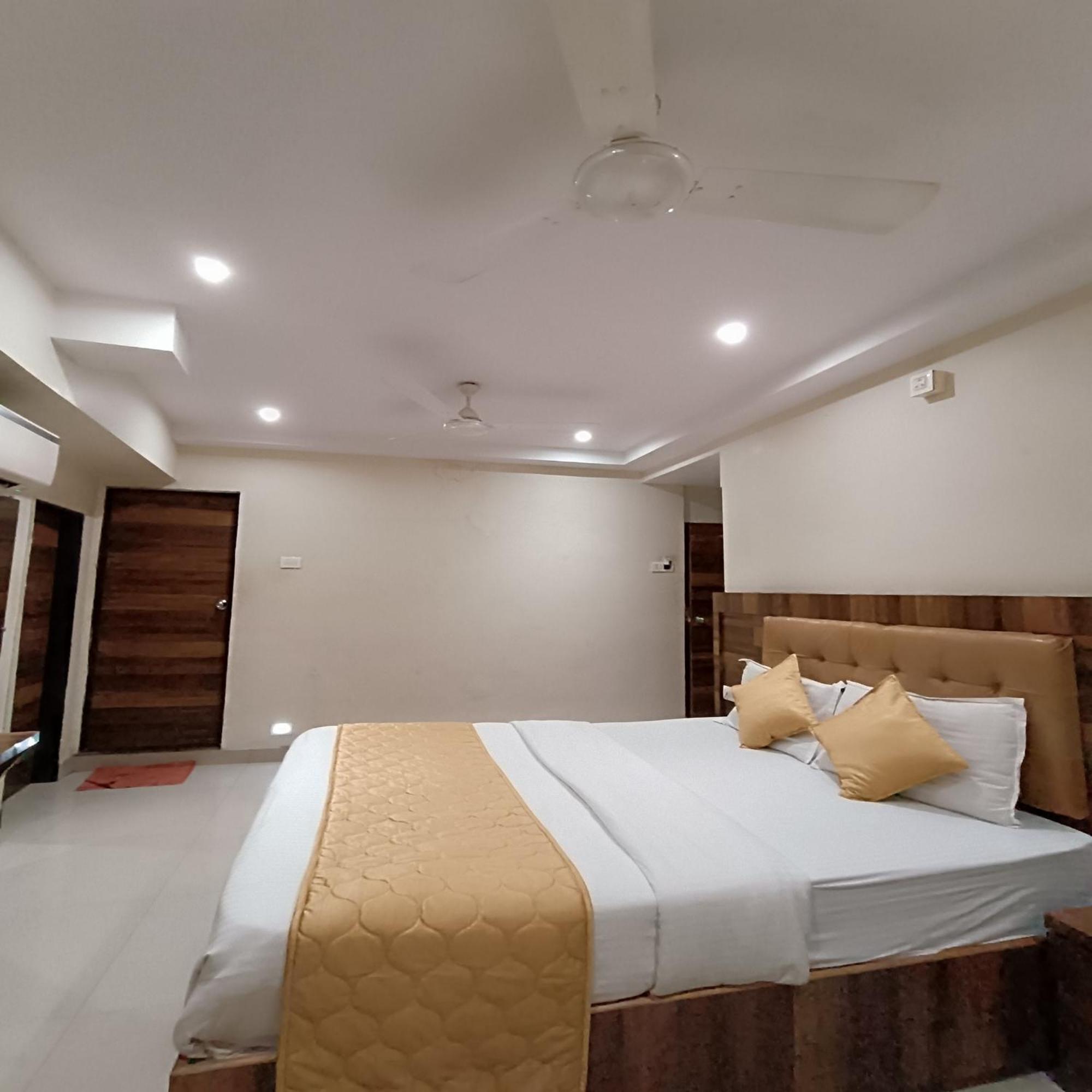 Rk Hotel-Near Grant Road Railway Station Мумбаи Экстерьер фото