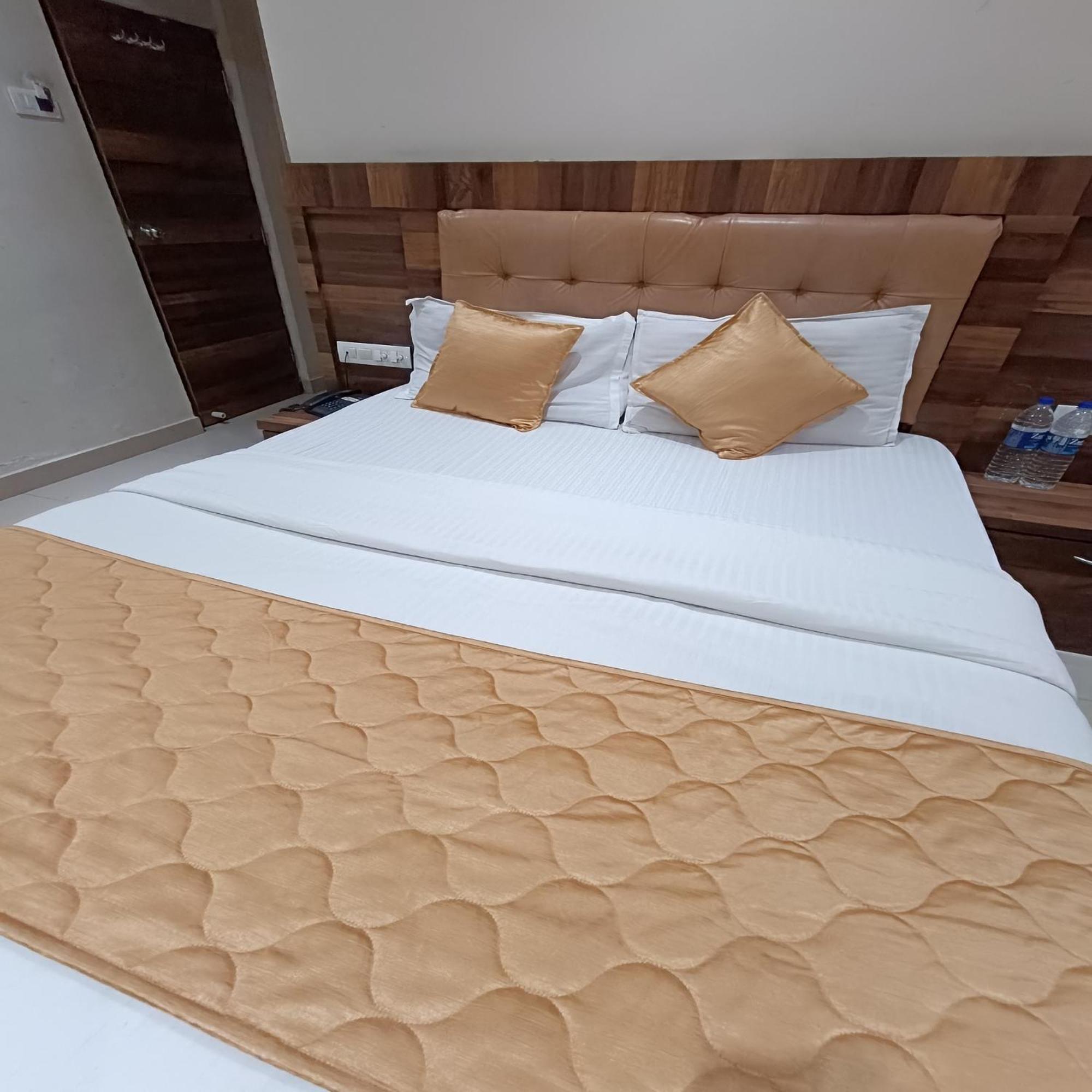 Rk Hotel-Near Grant Road Railway Station Мумбаи Экстерьер фото