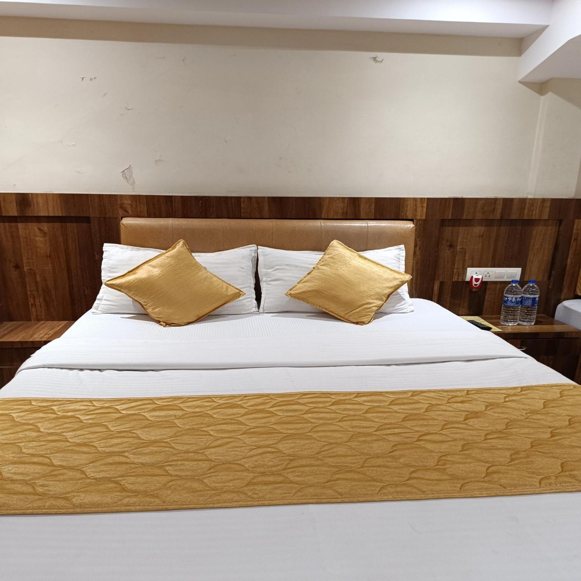 Rk Hotel-Near Grant Road Railway Station Мумбаи Экстерьер фото